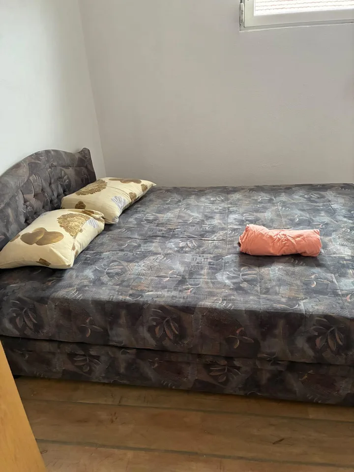 Izdaje se prostran četvorosoban stan - slika 7