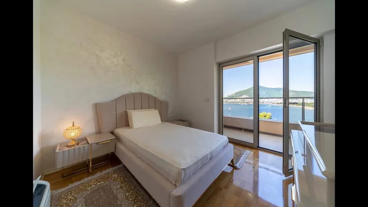 🇲🇪 IZDAJE SE LUKSUZNI PENTHOUSE SA PANORAMSKIM POGLEDOM – HARMONIA BY DUKLEY, BEČIĆI 🏡🌊 - slika 9