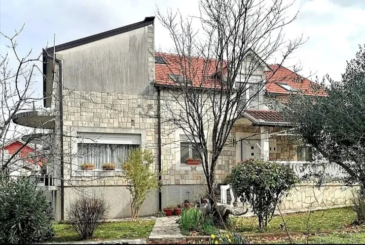 PRODAJE SE PROSTRANA PORODIČNA KUĆA – PODGORICA - slika 7